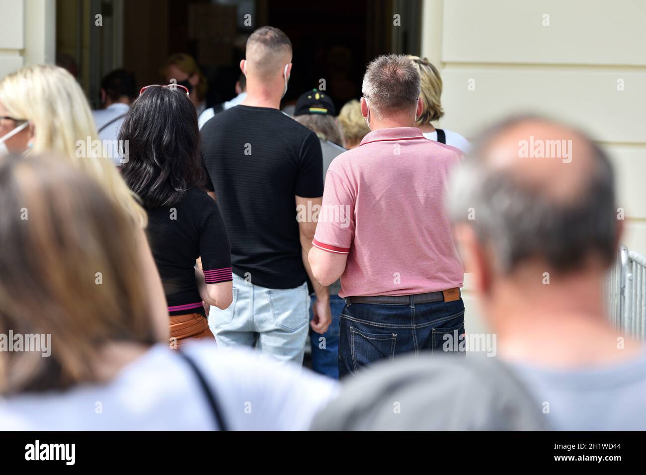 Besucherschlange bei einer Kulturveranstaltung nach dem Lockdown en Bad Ischl, Österreich, Europa - Cola de visitantes en un evento cultural después de lo Foto de stock