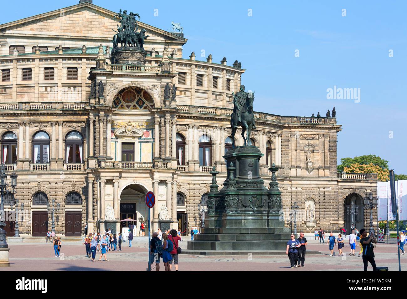 Dresden, Alemania - 23 de septiembre de 2020 : Semperoper, famosa ópera y estatua ecuestre del rey Jan Wettin situado en la plaza del teatro cerca del Elb Foto de stock