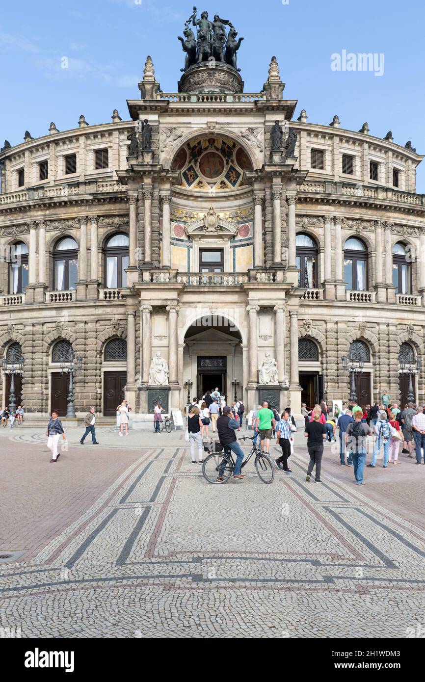 Dresden, Alemania - 23 de septiembre de 2020 : Semperoper, famosa ópera. El edificio está situado en la plaza del Teatro, cerca del río Elba, en el casco histórico Foto de stock