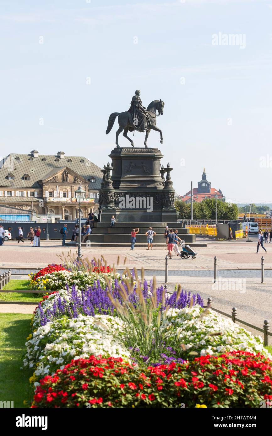 Dresden, Alemania - 23 de septiembre de 2020 : estatua ecuestre del rey Jan Wettin en la plaza del teatro delante de Semperoper, famosa ópera cerca del Elb Foto de stock