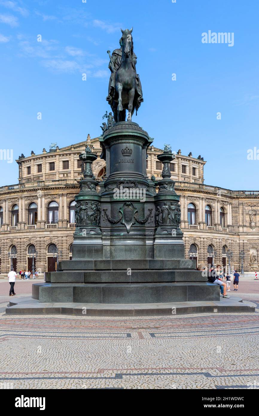 Dresden, Alemania - 23 de septiembre de 2020 : estatua ecuestre del rey Jan Wettin delante de Semperoper, famosa ópera situada en la plaza del teatro cerca Foto de stock