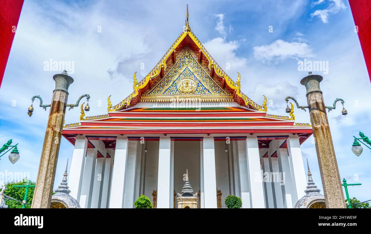 Un hito de Wat Suthat Thepwararam en Bangkok, Tailandia. Un lugar donde cada uno en cada religión pueden ser vistos. Foto de stock