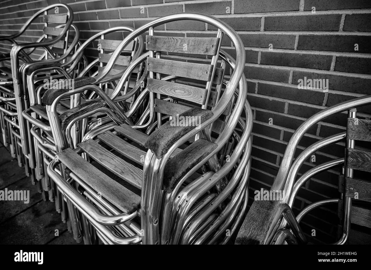 Detalle de sillas para descansar y relajarse en un espacio al aire libre Foto de stock