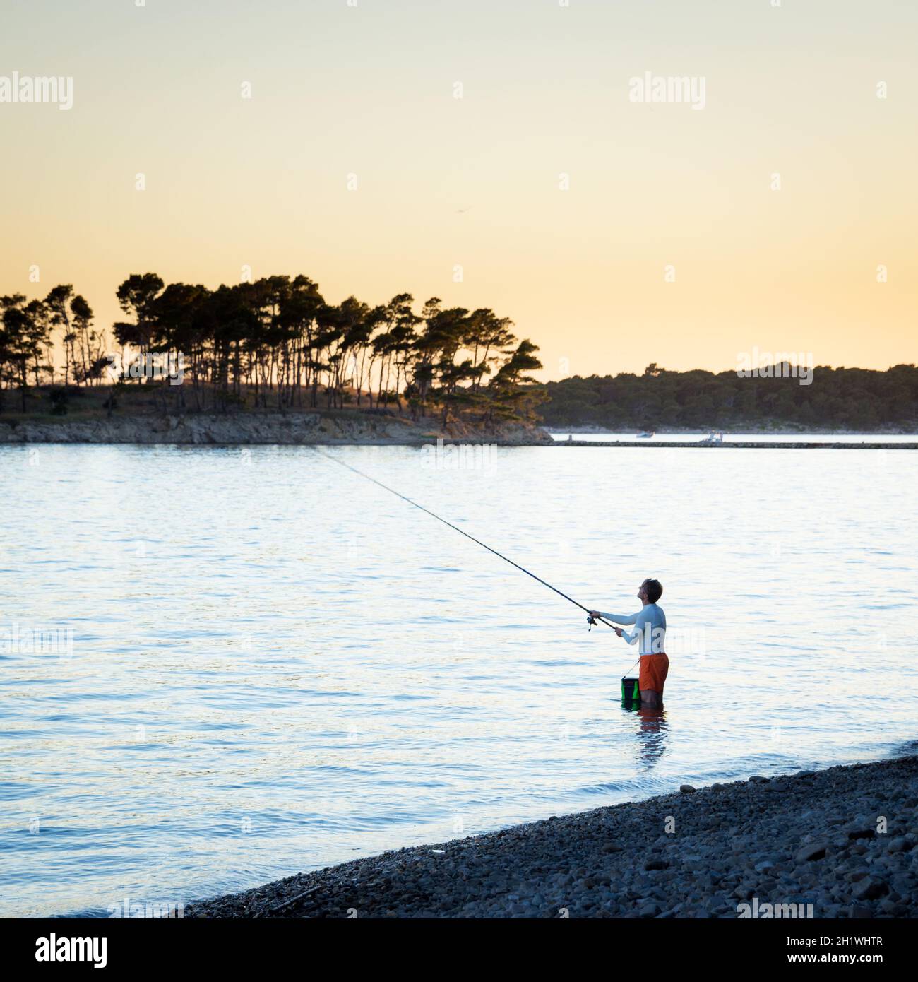Pescando en la orilla fotografías e imágenes de alta resolución