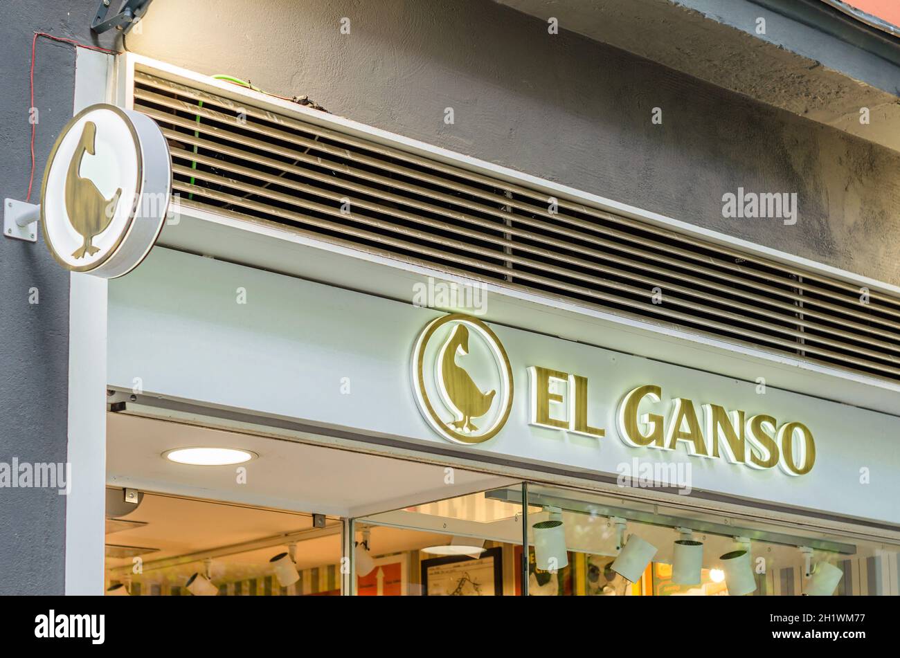MADRID, ESPAÑA – 12 DE MAYO de 2021: Fachada de la tienda El Ganso en  Madrid, España. El Ganso es una cadena española de tiendas de ropa de moda  fundada en 2004