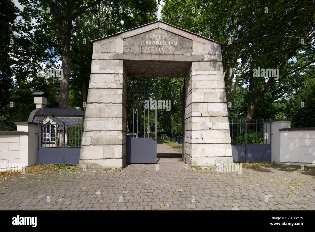Colonia, Alemania - 10 de agosto de 2021: La puerta monumental de la entrada principal del cementerio de Melaten con la inscripción 'Funeribus Agrippinensium sa Foto de stock