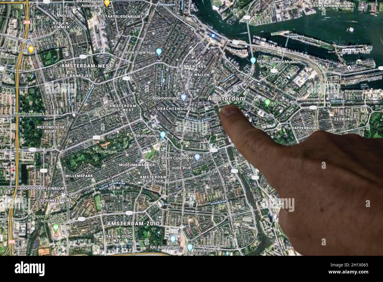 Conductividad Saliente Humo Udine, Italia. 21 de agosto de 2021. La vista satelital de Google Maps de  Amsterdam, Capital de Holanda, indicada con un dedo Fotografía de stock -  Alamy