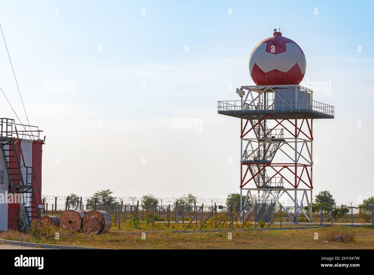 Torre de estación meteorológica aeronáutica con radar esférico en el aeropuerto Foto de stock