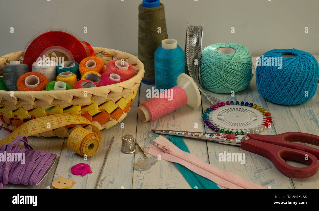 accesorios de costura para costura en casa y arreglos de ropa Fotografía de  stock - Alamy