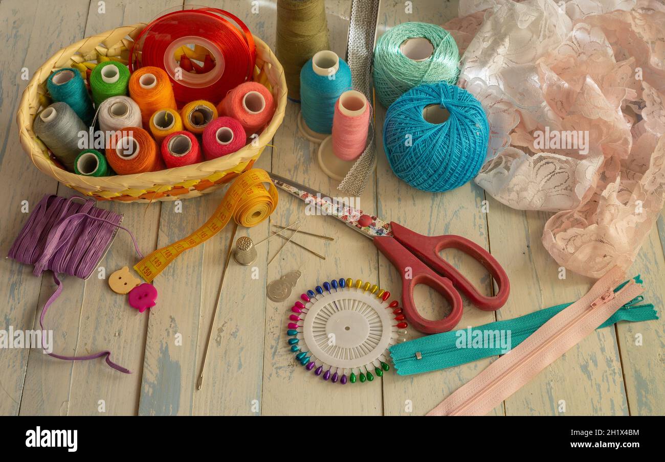 accesorios de costura para costura en casa y arreglos de ropa Fotografía de  stock - Alamy