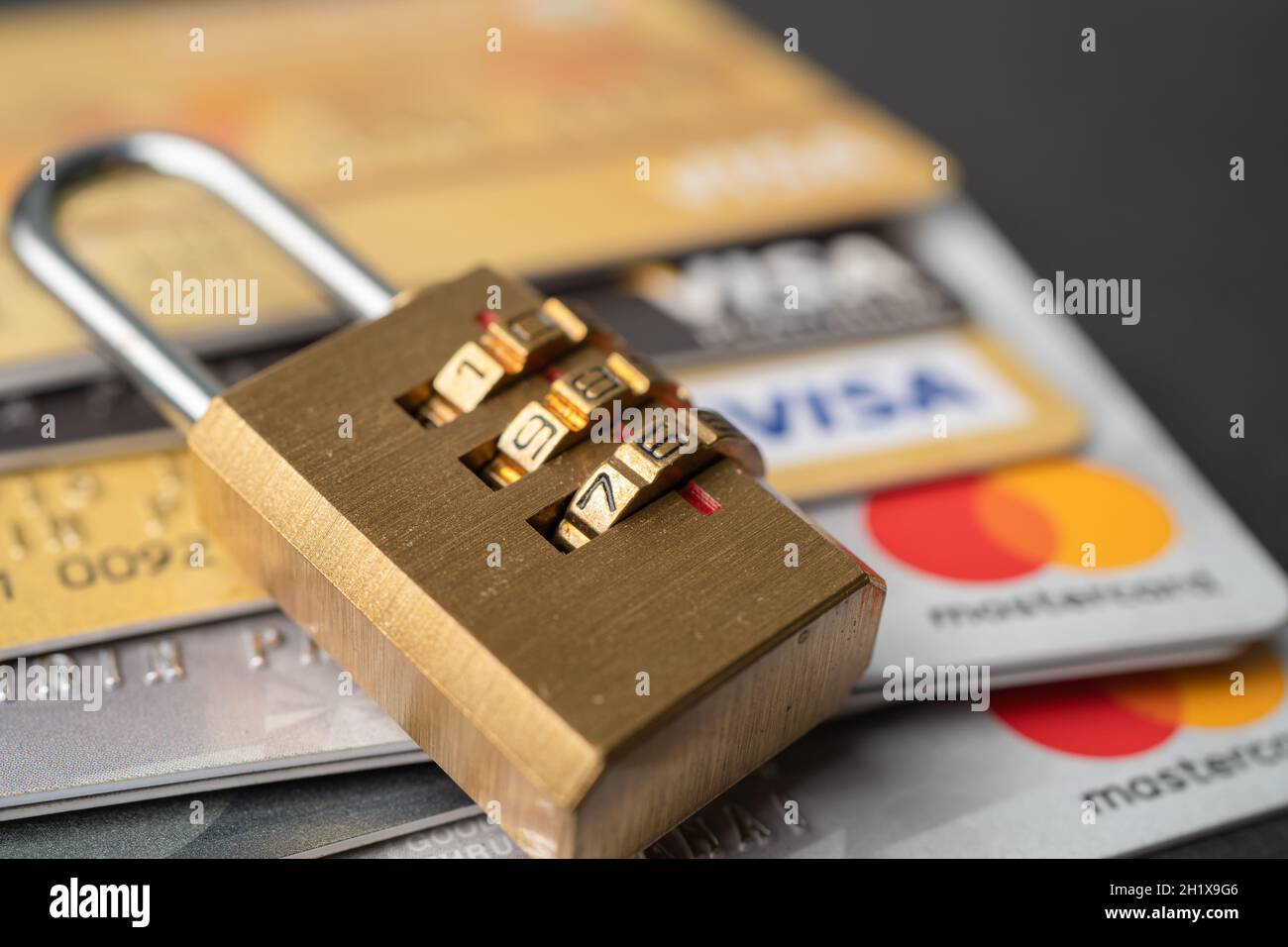 Bangkok, Tailandia - 1 de julio de 2020 Seguridad de oro clave de bloqueo de contraseña digital en el fondo de la tarjeta maestra de visado. Foto de stock