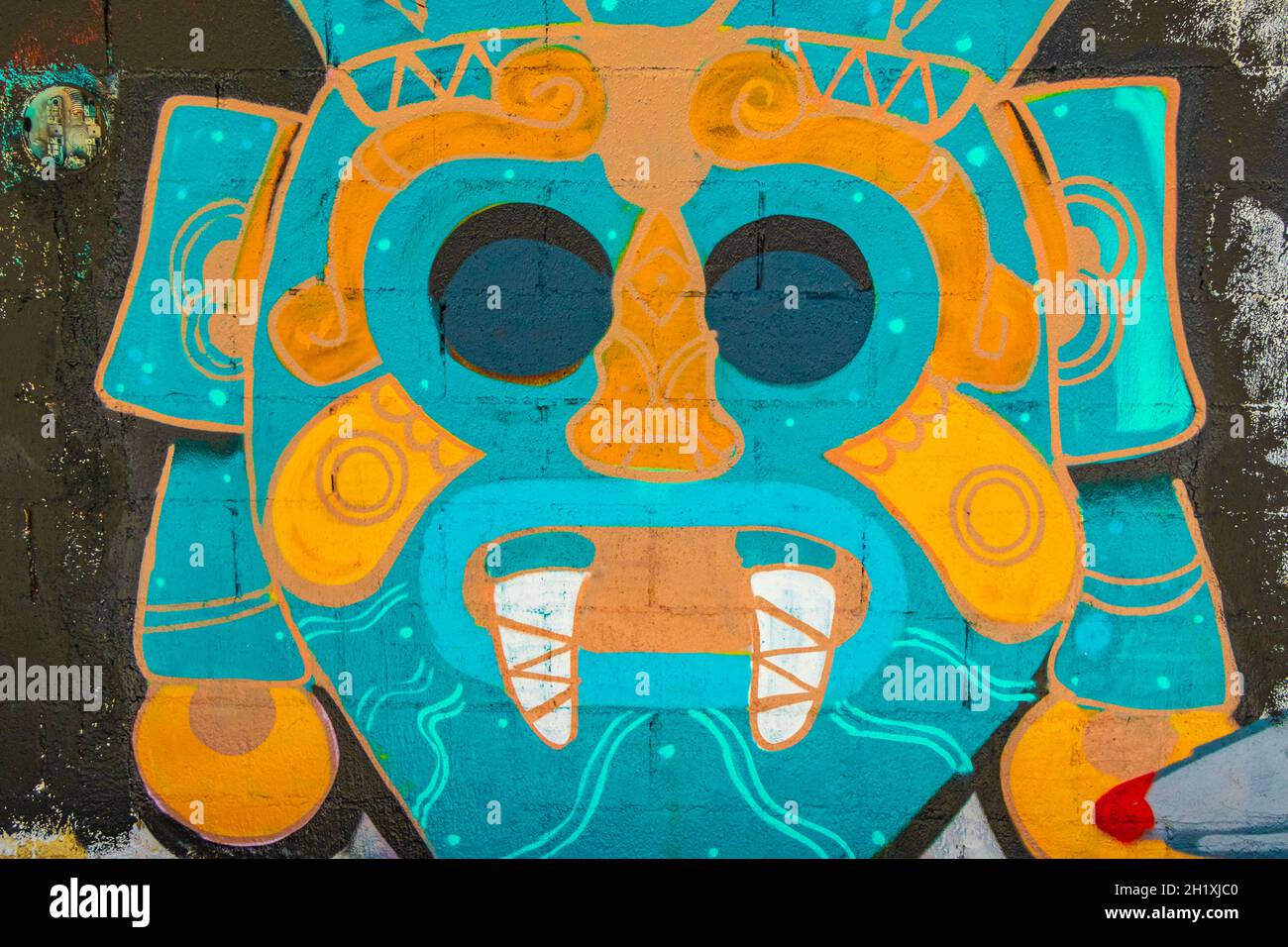 Paredes artísticas con coloridas pinturas mayas y graffiti en Playa del