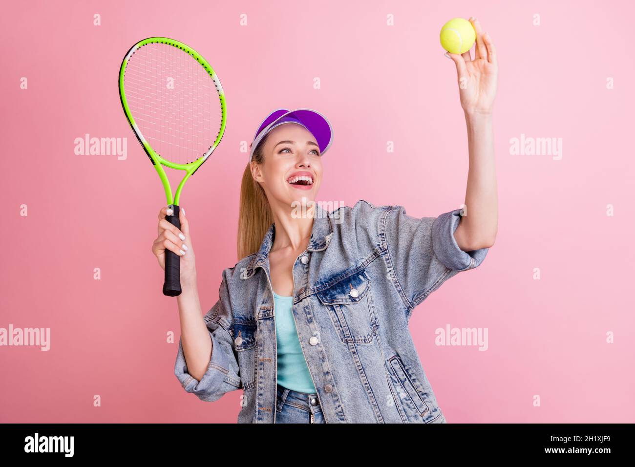 Foto de funky blonde millennial dama jugar tenis ropa superior chaqueta  parasol aislado sobre fondo de color rosa Fotografía de stock - Alamy