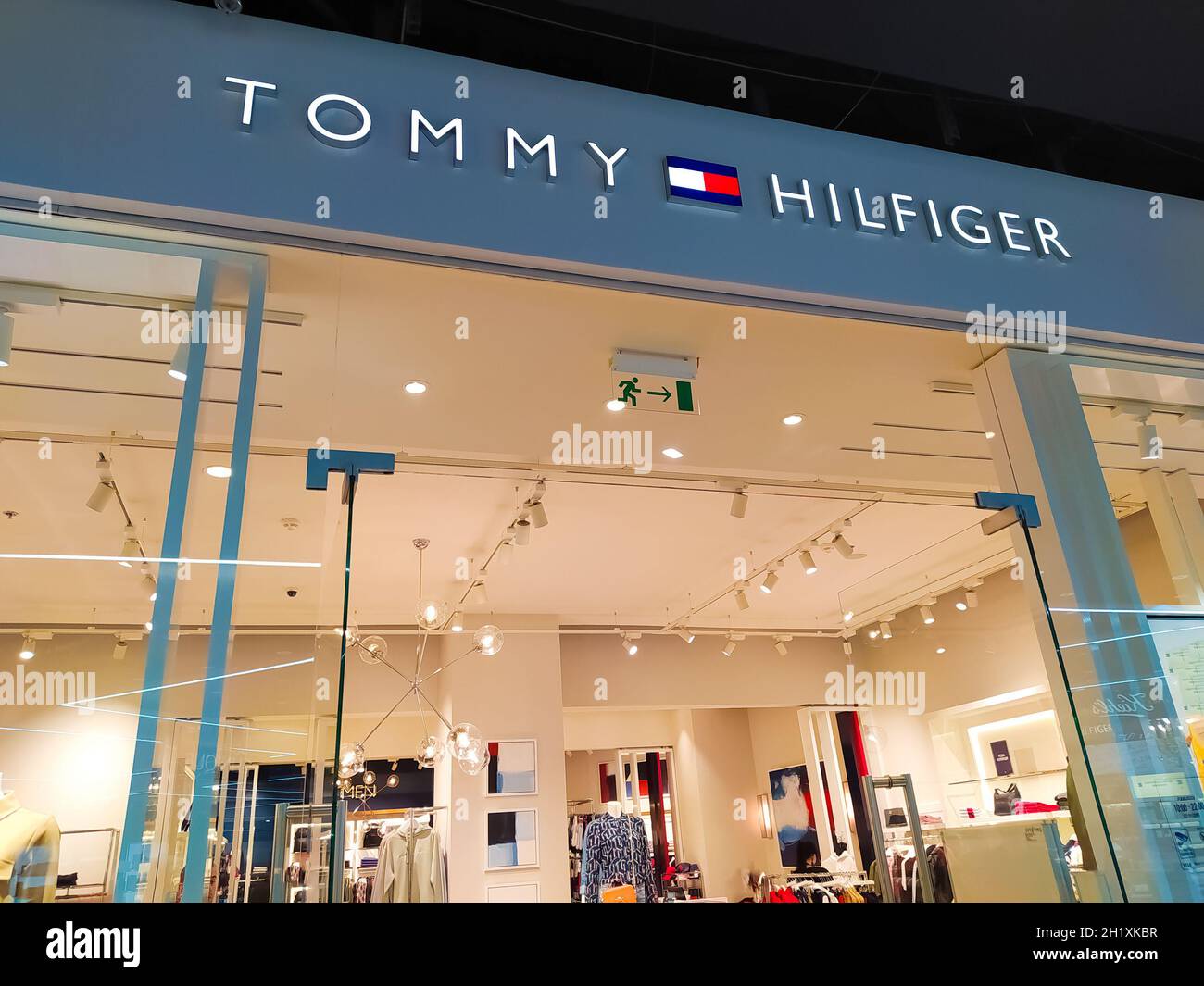 franja Transparentemente Norteamérica Kiyv, Ucrania - 5 de diciembre de 2020: Tommy Hilfiger Store. Tommy  Hilfiger Corporation es una empresa de ropa estadounidense constituida en  Hong Kong Fotografía de stock - Alamy