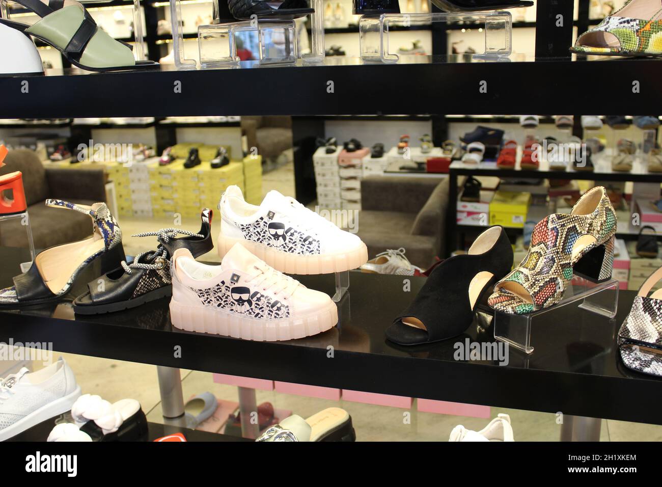 Antalya, Turquía - 11 de mayo de 2021: Zapatos turcos de estilo moderno en un bazar Foto de stock