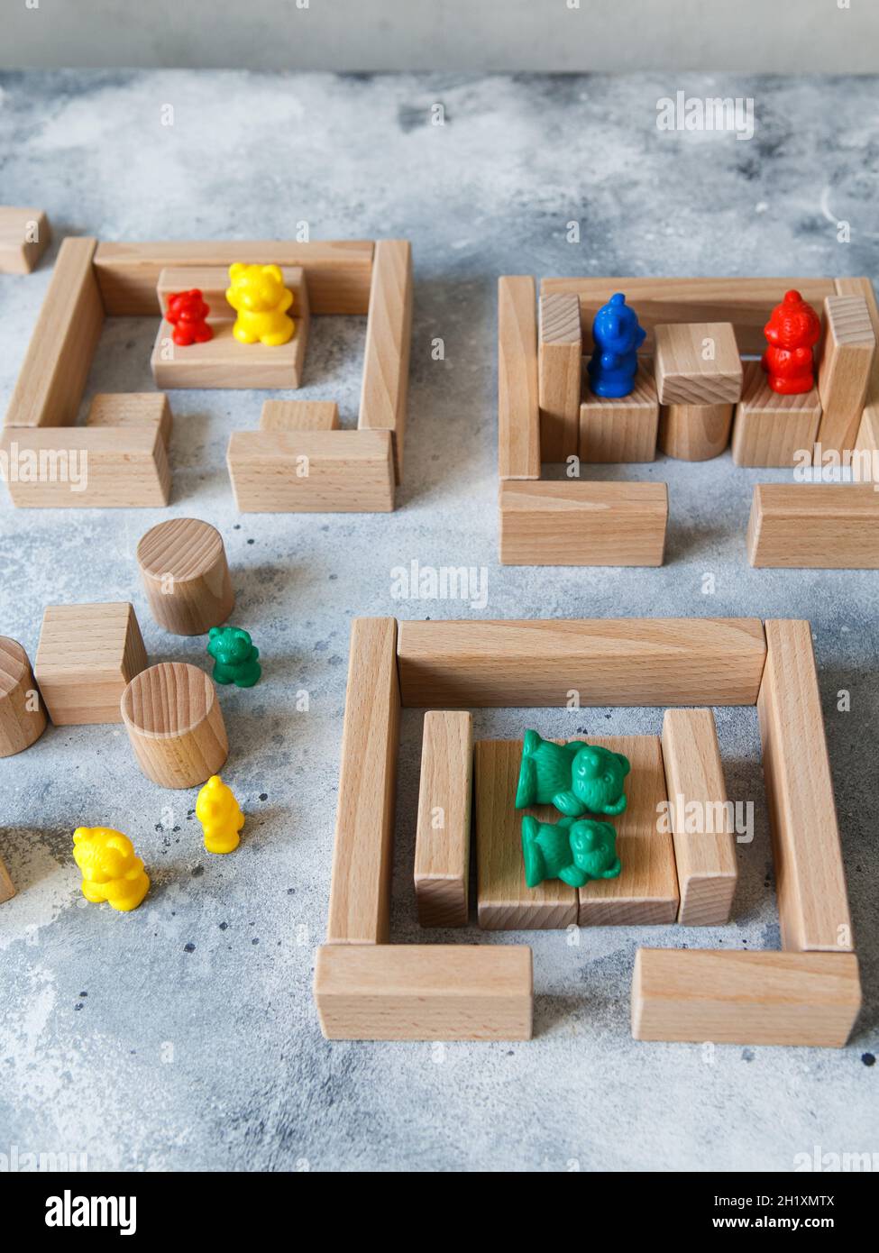 Construcción de juguetes de madera con bloques de madera ecológicos fabricados con maderas Elementos de madera para el desarrollo mental y la educación de los niños Fotografía de stock - Alamy