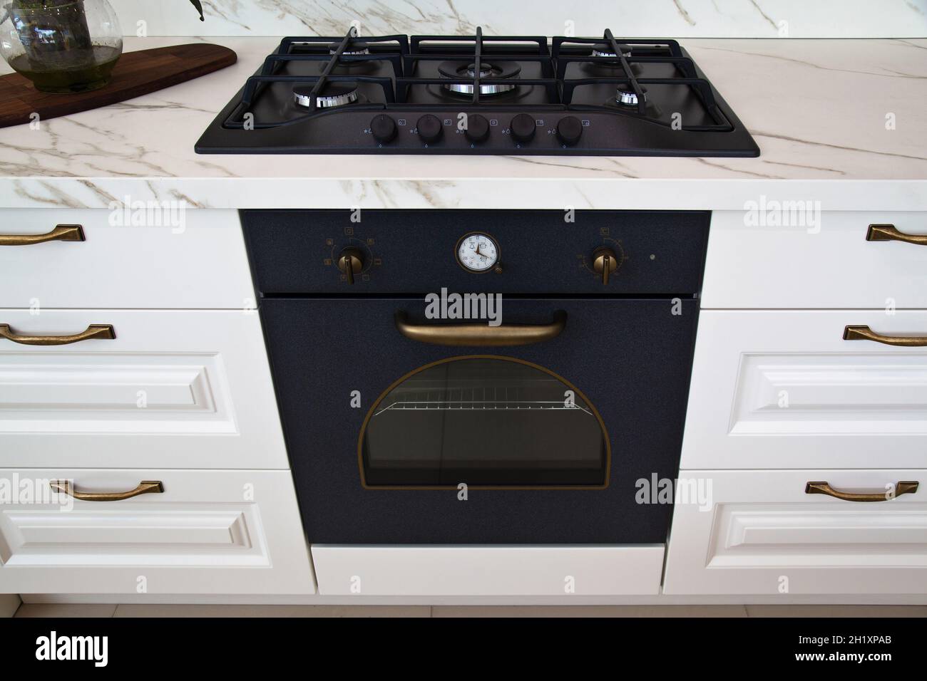 Moderna cocina de lujo y horno de gas negro Fotografía de stock - Alamy