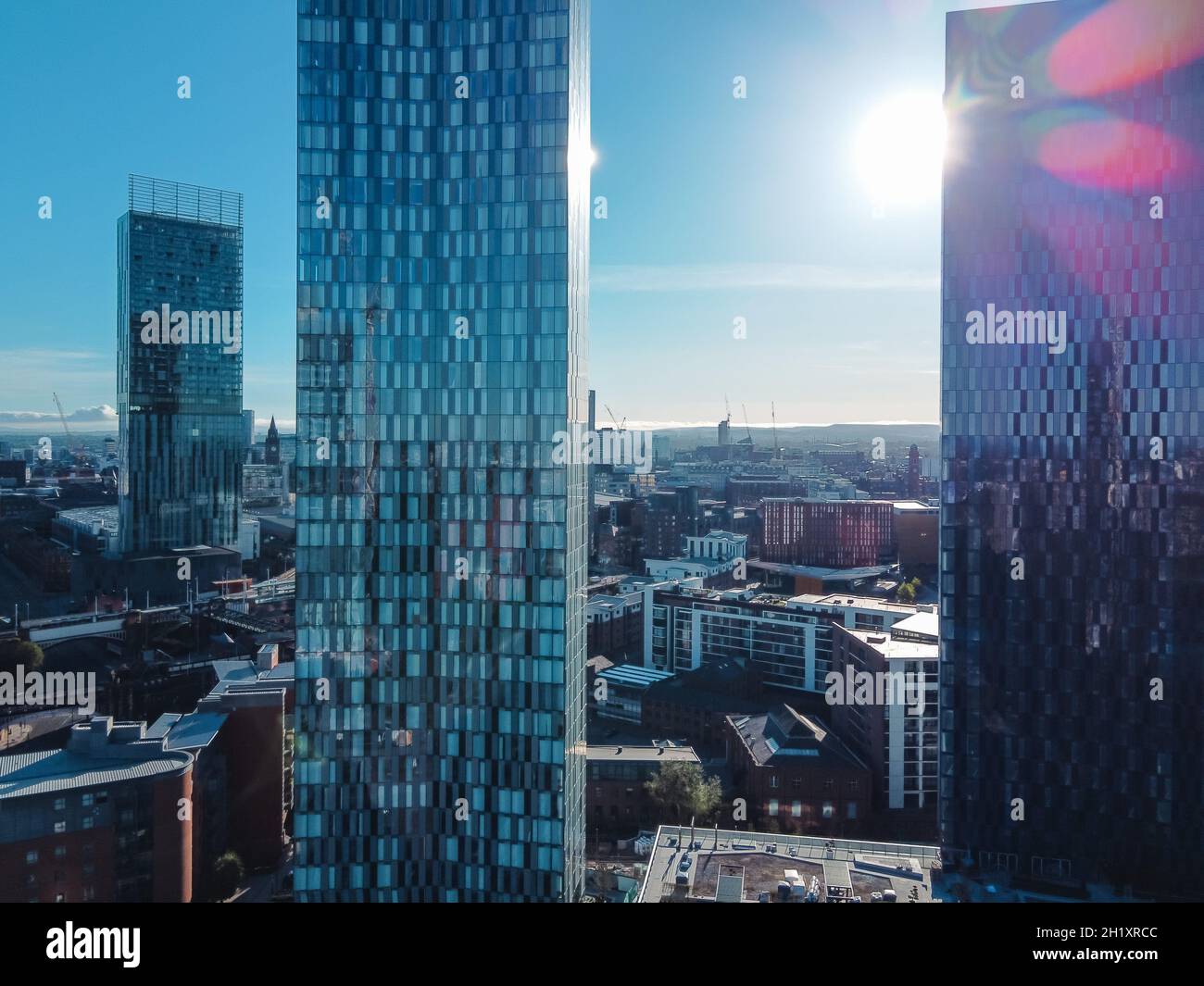 Manchester City Center Drone Vista aérea sobre obra de construcción Skyline  Construcción Blue Sky Summer Beetham Tower Fotografía de stock - Alamy