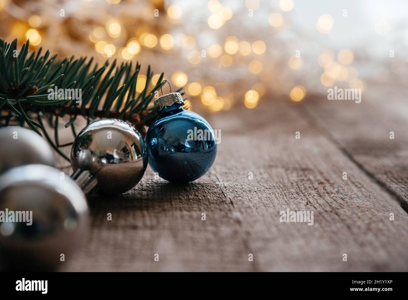 Bolas de Navidad azules y plateadas y ramas de pinos sobre fondo de madera  con luces de Navidad bokeh, Navidad y Año Nuevo con copia s Fotografía de  stock - Alamy