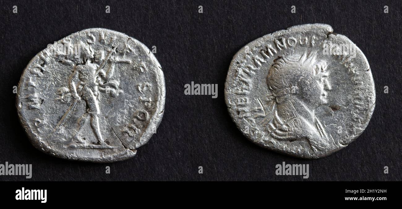 Denario de plata del emperador Trajano. (D.C. 98-117) Foto de stock