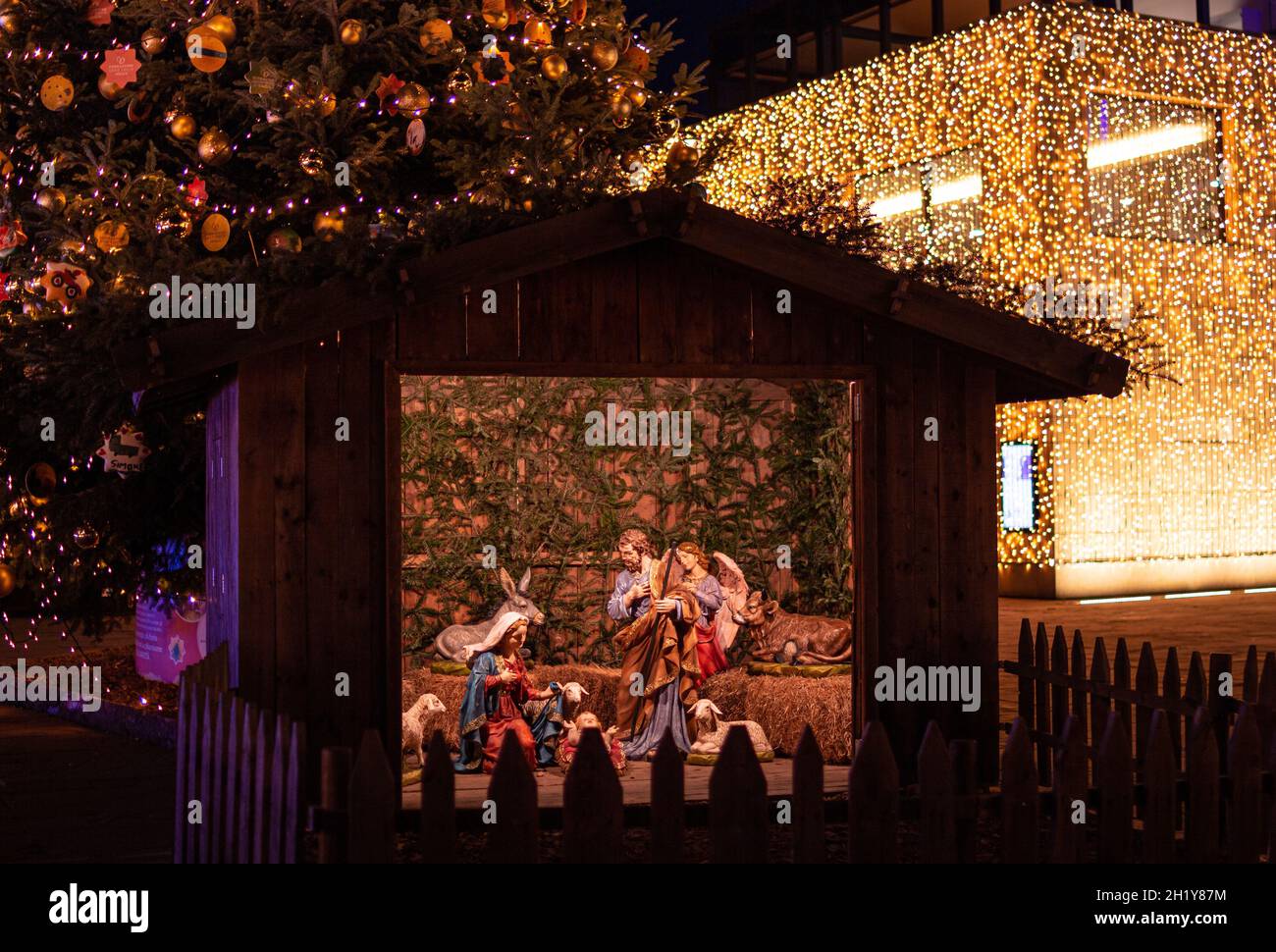 Escena de la Natividad con cuna de Navidad mostrando a la familia santa en el tradicional Christkindlmarkt cerca de Hotel Terme, Meran(o) Tirol del Sur Italia Foto de stock