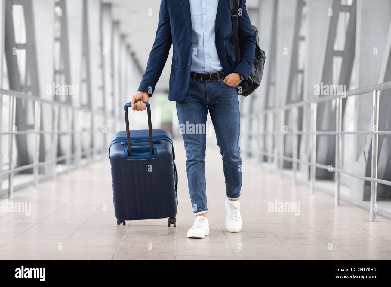 Hombre irreconocible con maletín de equipaje de mano Caminando en la terminal del Cropped Shot Fotografía de stock - Alamy