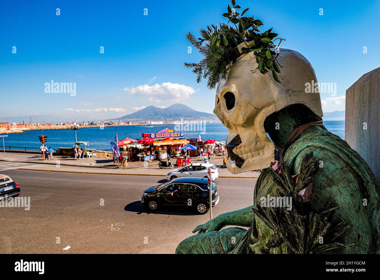 Protesta ambientalista en las plazas de muchas ciudades italianas. El blitz fue llevado a cabo por miembros de la Extintion Ribellion, durante la noche, se dirigió a las estatuas de las principales ciudades italianas máscaras que representan un papier-mâché cráneo con una 'x' negro que cubría la boca se colocaron en los monumentos de nápoles Foto de stock