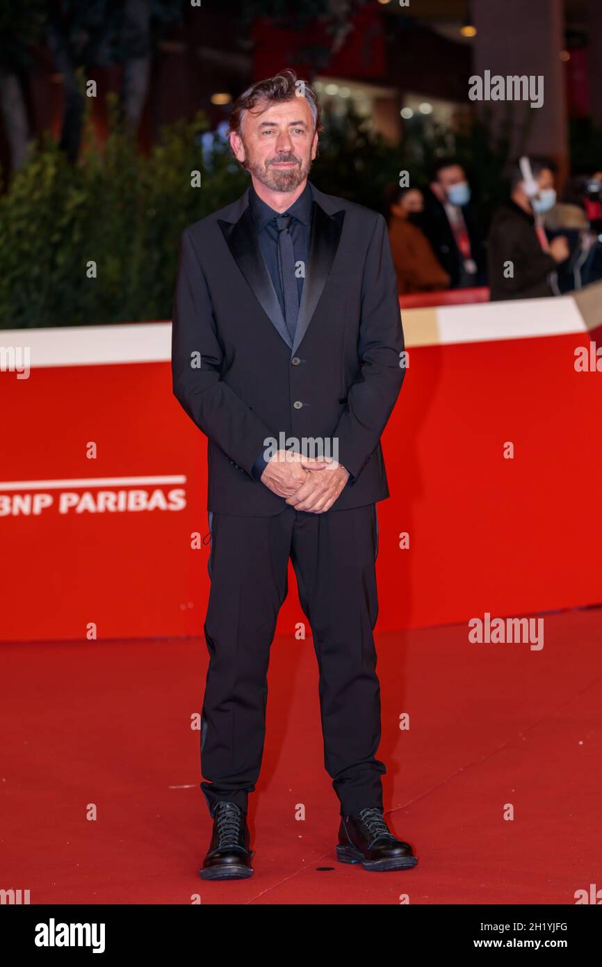 ROMA, ITALIA - 16 DE OCTUBRE: Benny Benassi asiste a la alfombra roja de la película 'Benny Benassi - Equilibrio' durante el Festival de Cine de Roma 2021 16 el 2021 de octubre de 16th en Roma, Italia. Foto de stock