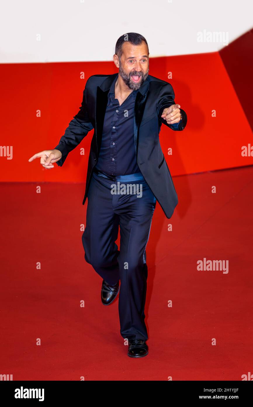 ROMA, ITALIA - 16 DE OCTUBRE: Fabio Volo asiste a la alfombra roja de la película 'Benny Benassi - Equilibrio' durante el Festival de Cine de Roma 2021 16 el 2021 de octubre de 16th en Roma, Italia Foto de stock