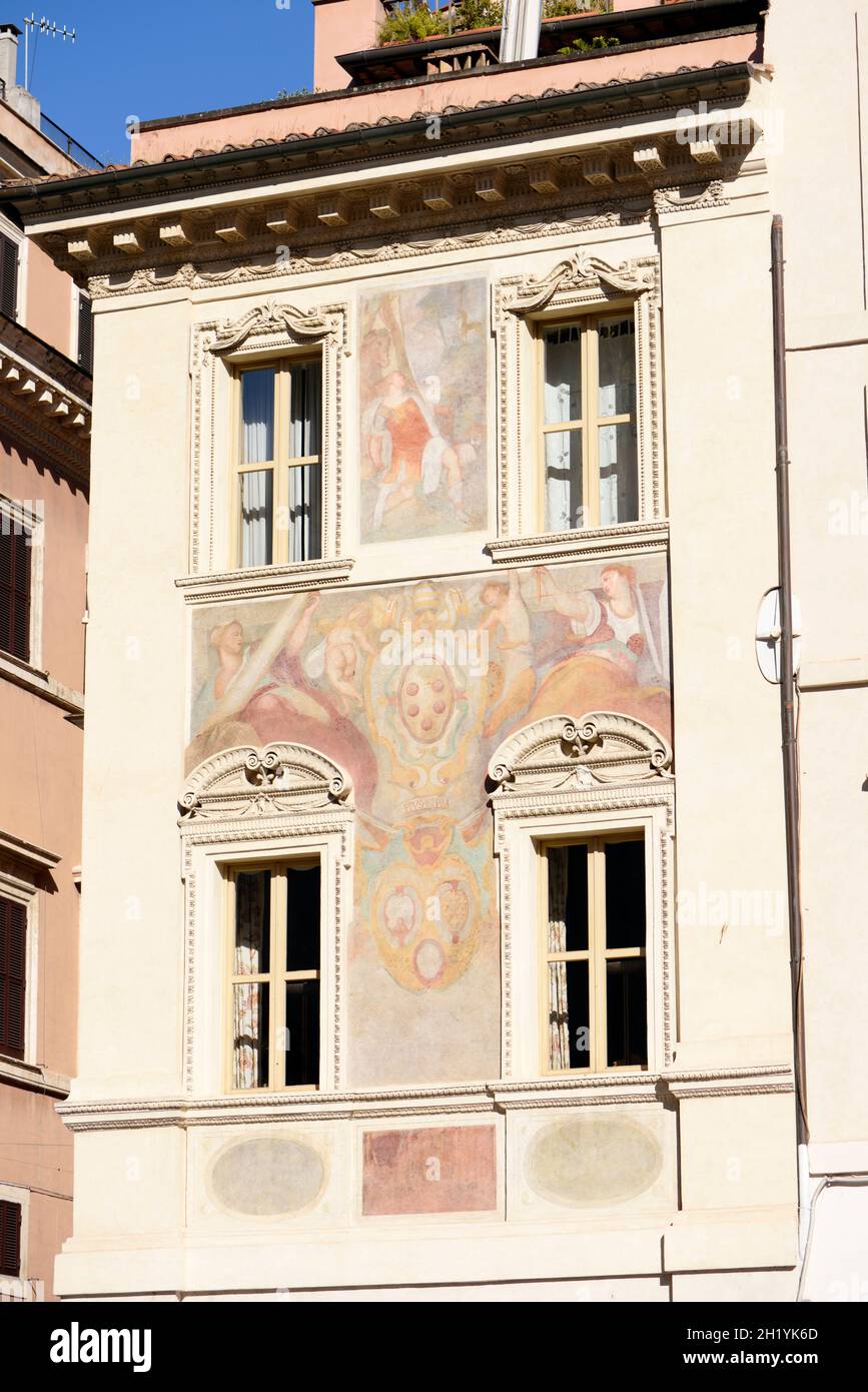Italia, Roma, Piazza di Sant'eustachio, palazzetto tizio da spoleto (siglo xvi), frescos de Federico zuccari Foto de stock