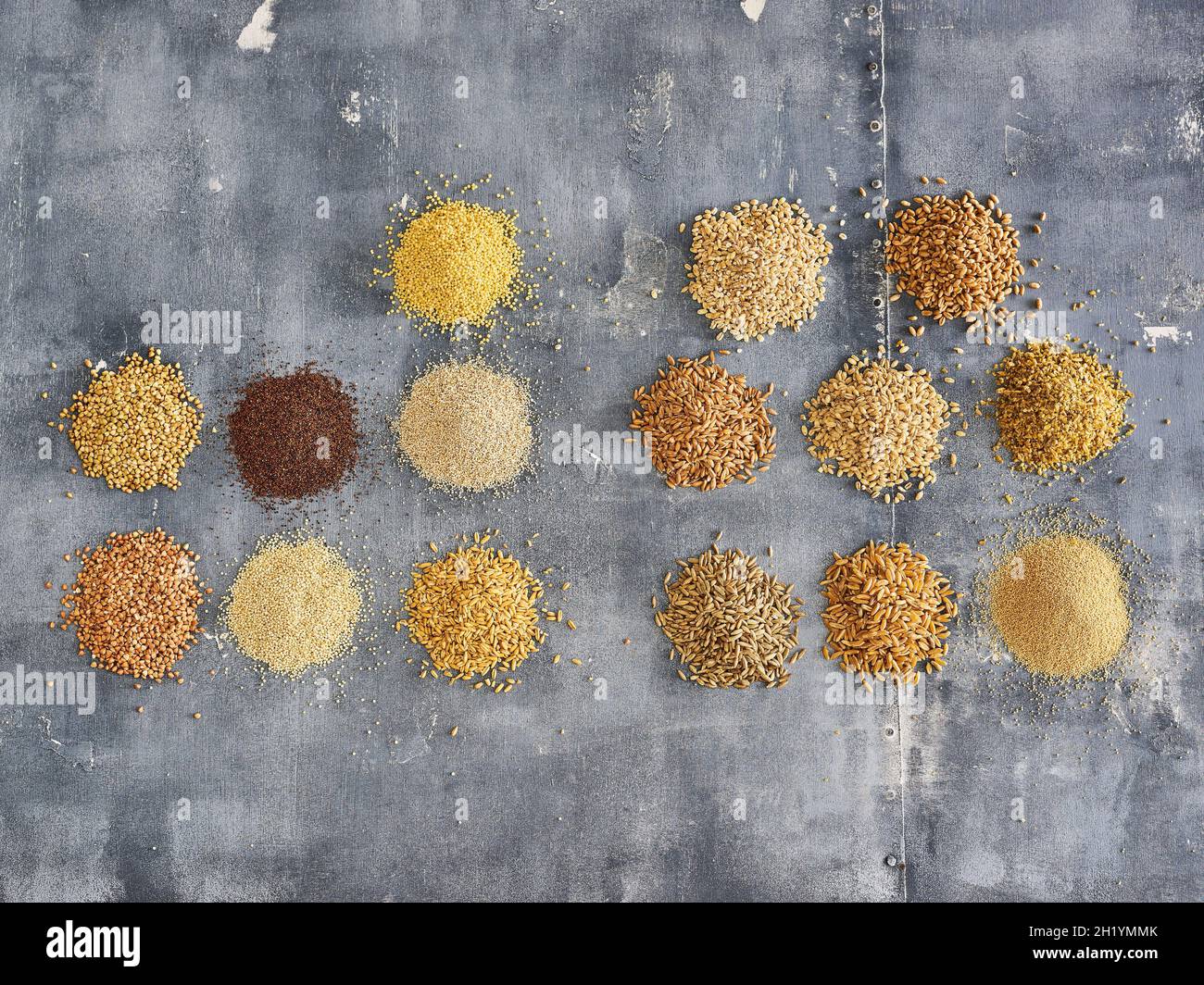 Diferentes variedades de grano y productos de grano (vista superior) Foto de stock