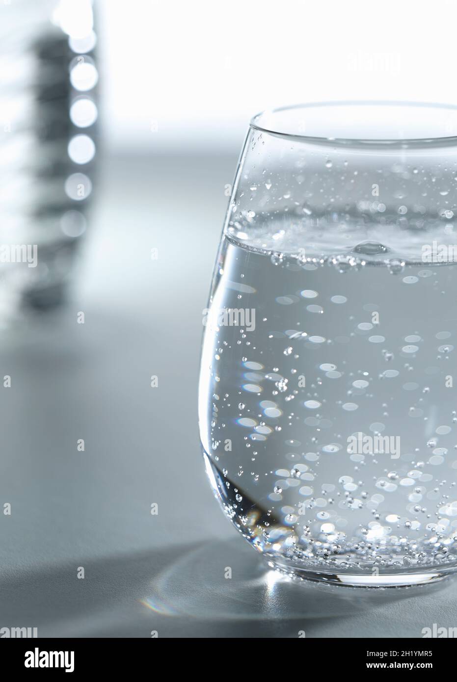Un vaso de agua con burbujas Fotografía de stock - Alamy