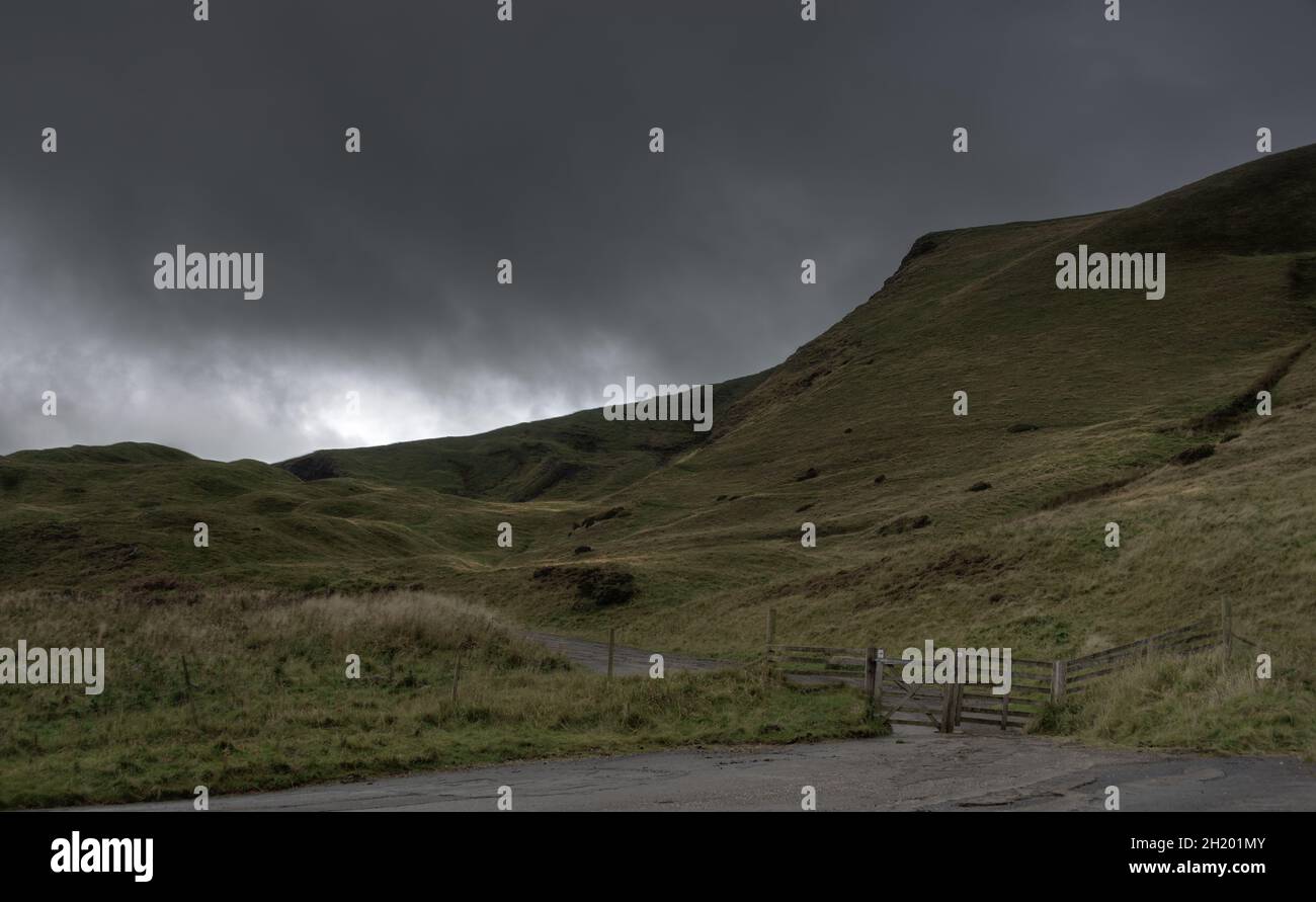 Mirando al otro lado de Mam tor Foto de stock