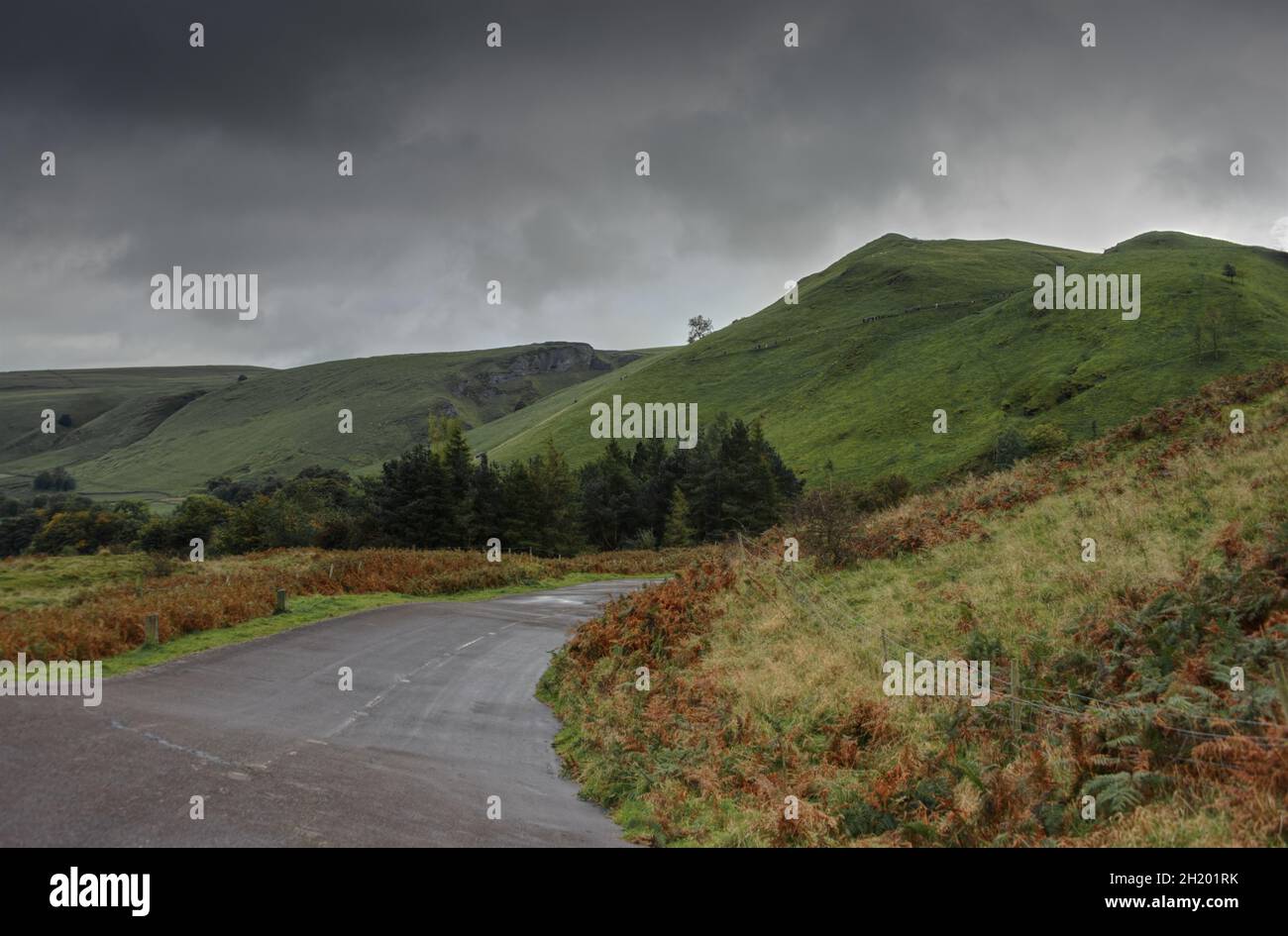 Mirando al otro lado de Mam tor Foto de stock