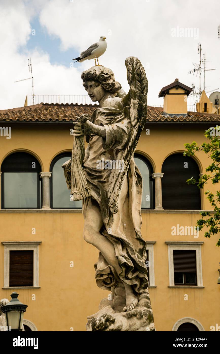 Ángel barroco que lleva el azote de Lazzaro Morelli sobre el Ponte Sant' Angelo o Puente de los Ángeles que representa una escena de la persecución de Cristo. Foto de stock