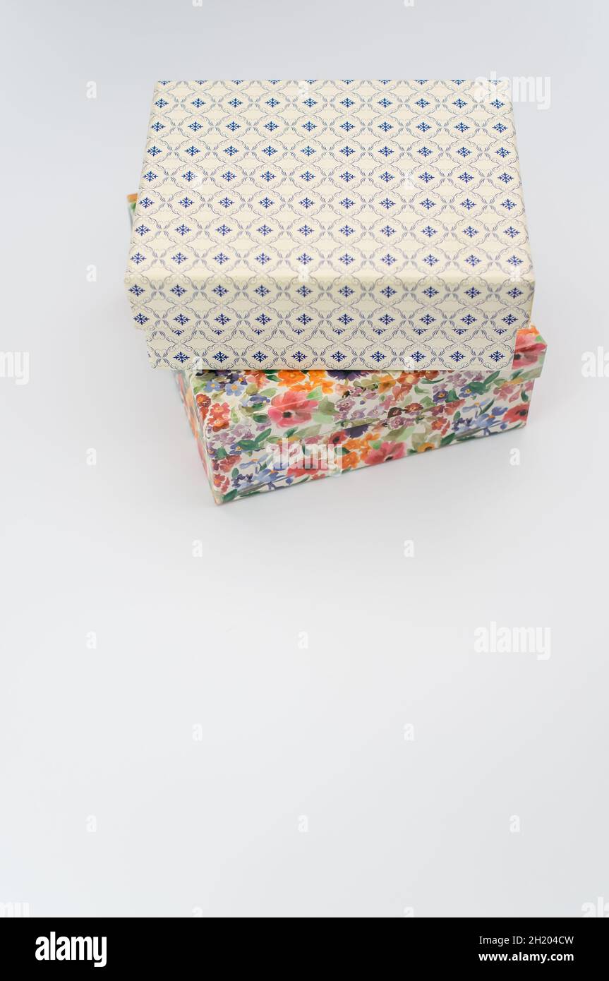 Escrutinio malta Proverbio cajas de cartón decoradas con tapa sobre fondo blanco Fotografía de stock -  Alamy