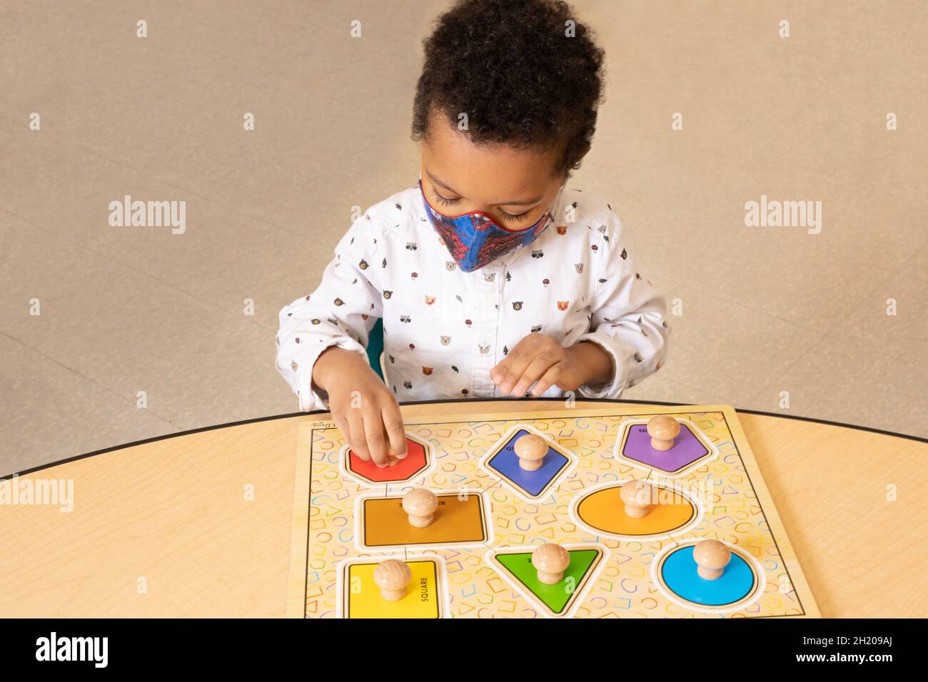 Educación Preescolar Niños de 3-4 años jugando con puzzle de formas  geométricas Fotografía de stock - Alamy