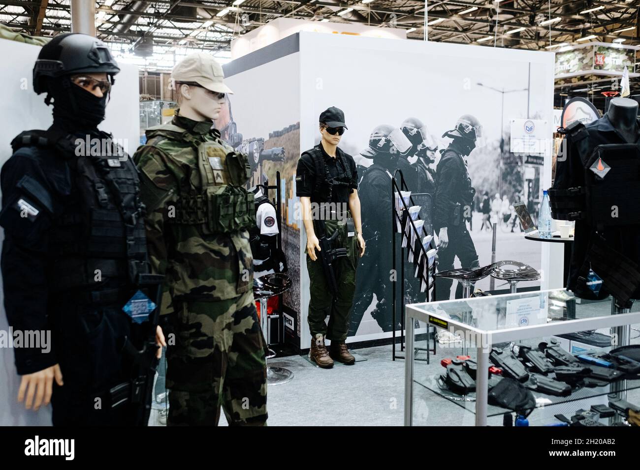 La ropa táctica se ve en la exposición de Milipol. La exposición Milipol es  un evento en torno a la seguridad. París, Francia, 19 de octubre de 2021.  Foto de Florent Bardos/ABACAPRESS.COM