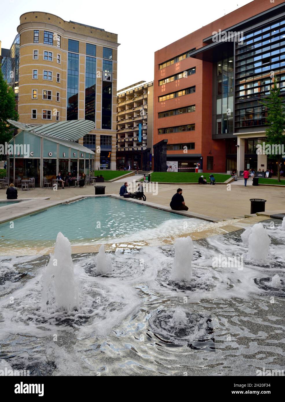 Brindley Place Fountains en parque y plaza pública, Birmingham, Reino Unido Foto de stock