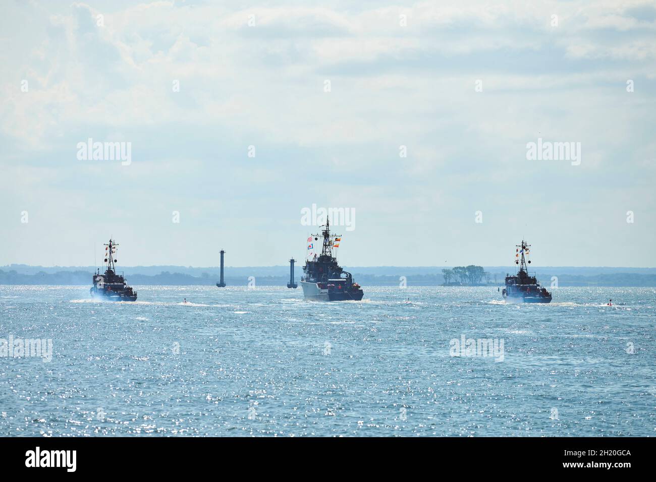 Tres acorazados buques de guerra maniobrando durante ejercicios navales en el Mar Báltico. Buques de guerra, barcos que realizan tareas en el mar, barcos de guerra militares que navegan, Nort Foto de stock