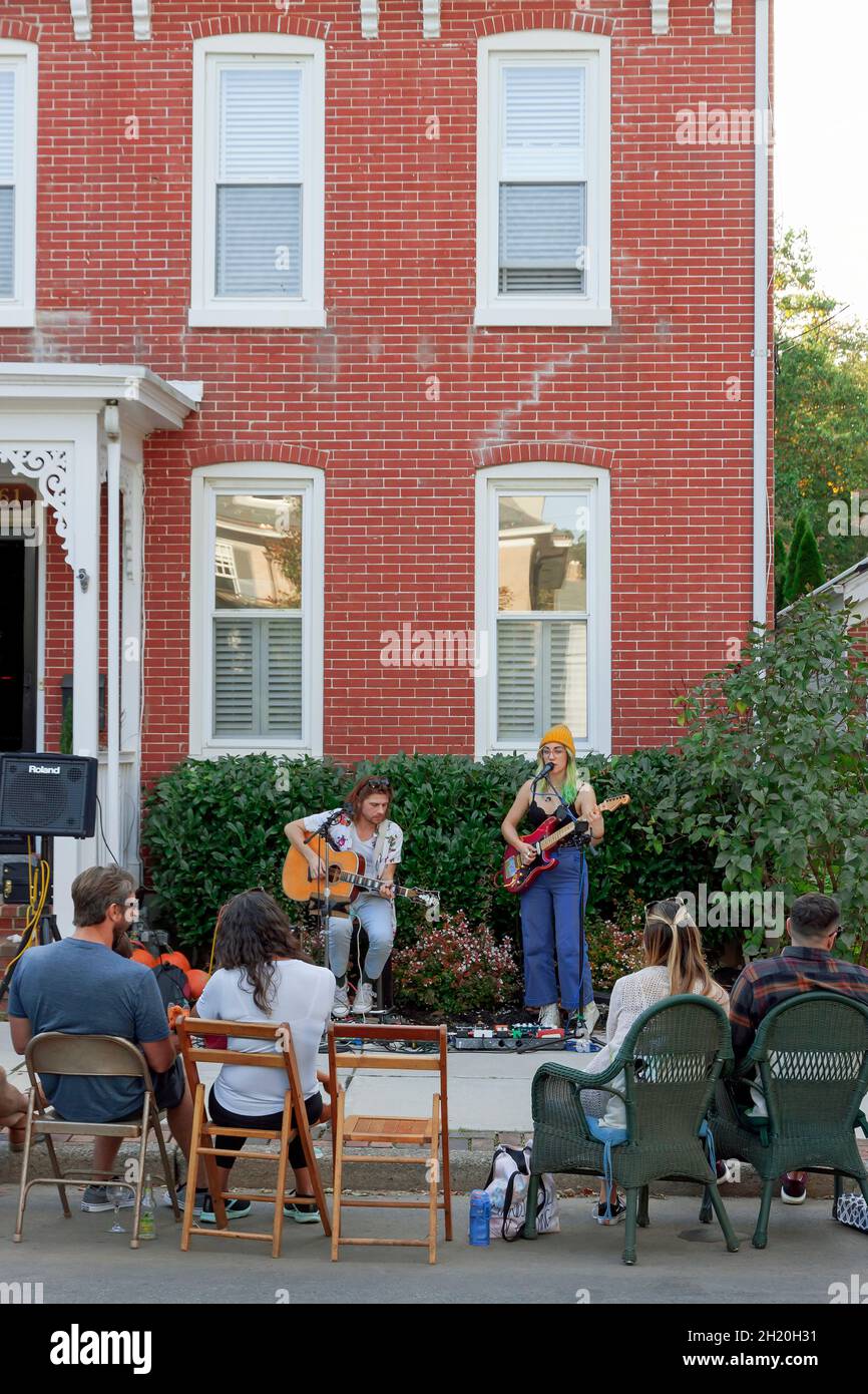 Porchfest, evento musical anual en Lambertville, Nueva Jersey, reúne a músicos y vecindarios locales compartiendo música en vivo y un sentido de comunidad. Foto de stock