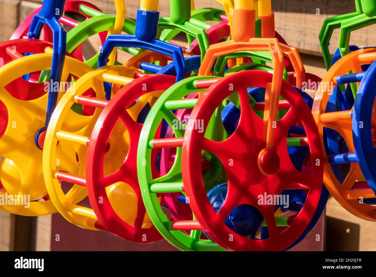Cerca de la vista de juguetes para niños pequeños en varios colores Foto de stock