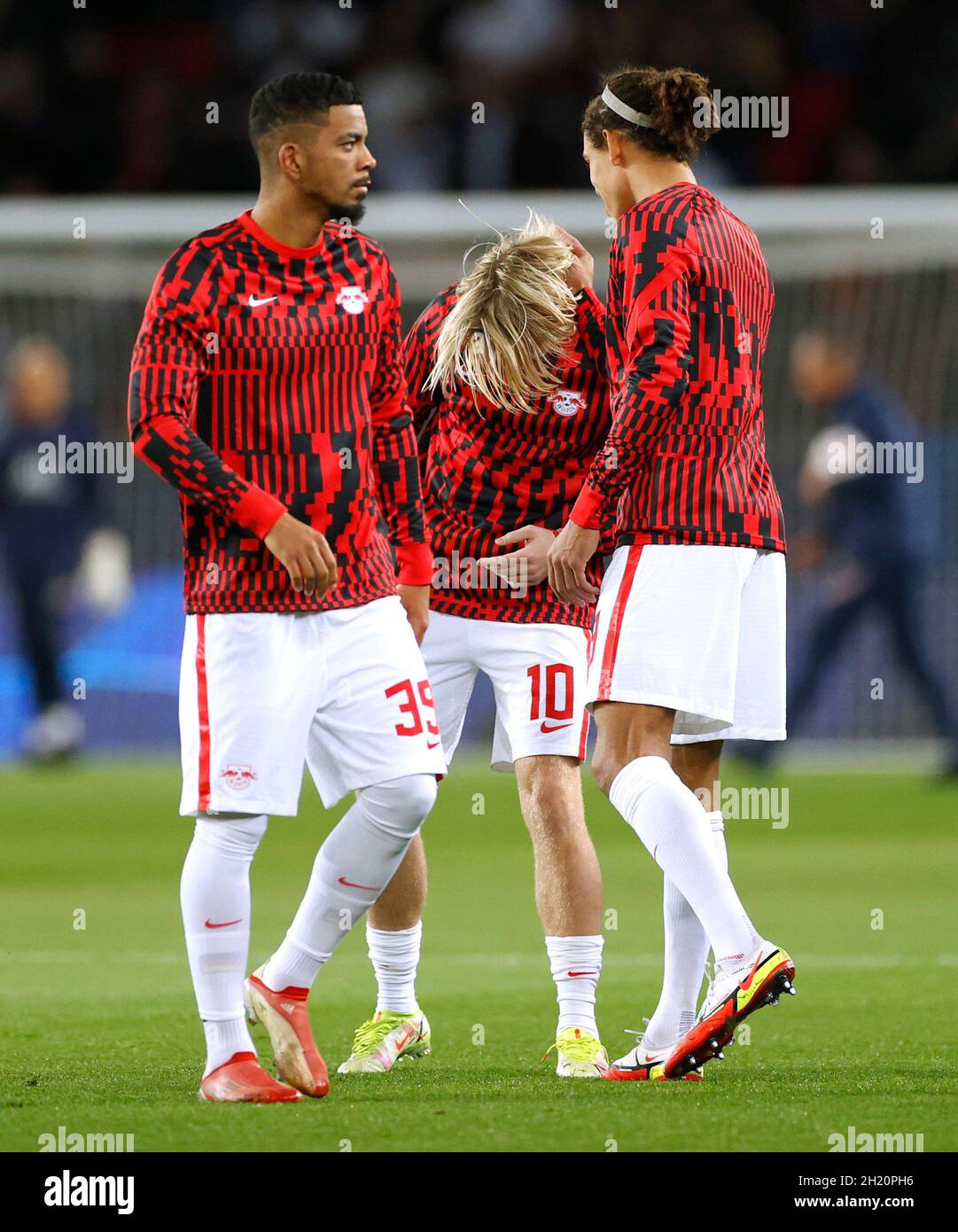 Fútbol Fútbol - Champions League - Grupo A - Paris St Germain v RB Leipzig  - Parc des Princes, París, Francia - 19 de octubre de 2021 Benjamin  Henrichs de la RB