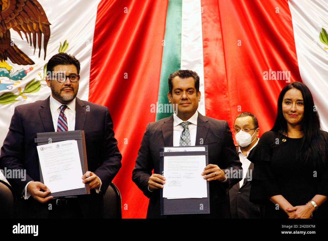 No Exclusivo: El presidente de la Cámara de Diputados de México, Sergio  Gutiérrez, y el presidente del Tribunal Electoral de la Judicatura de la  República Fotografía de stock - Alamy