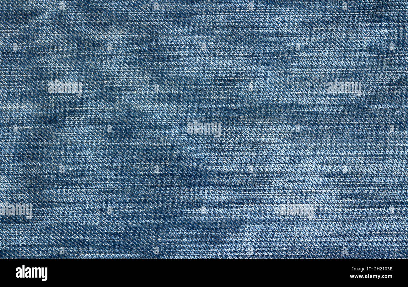 Foto de alto detalle de tejido de jeans azules. Fondo denim clásico, textura. Foto de stock