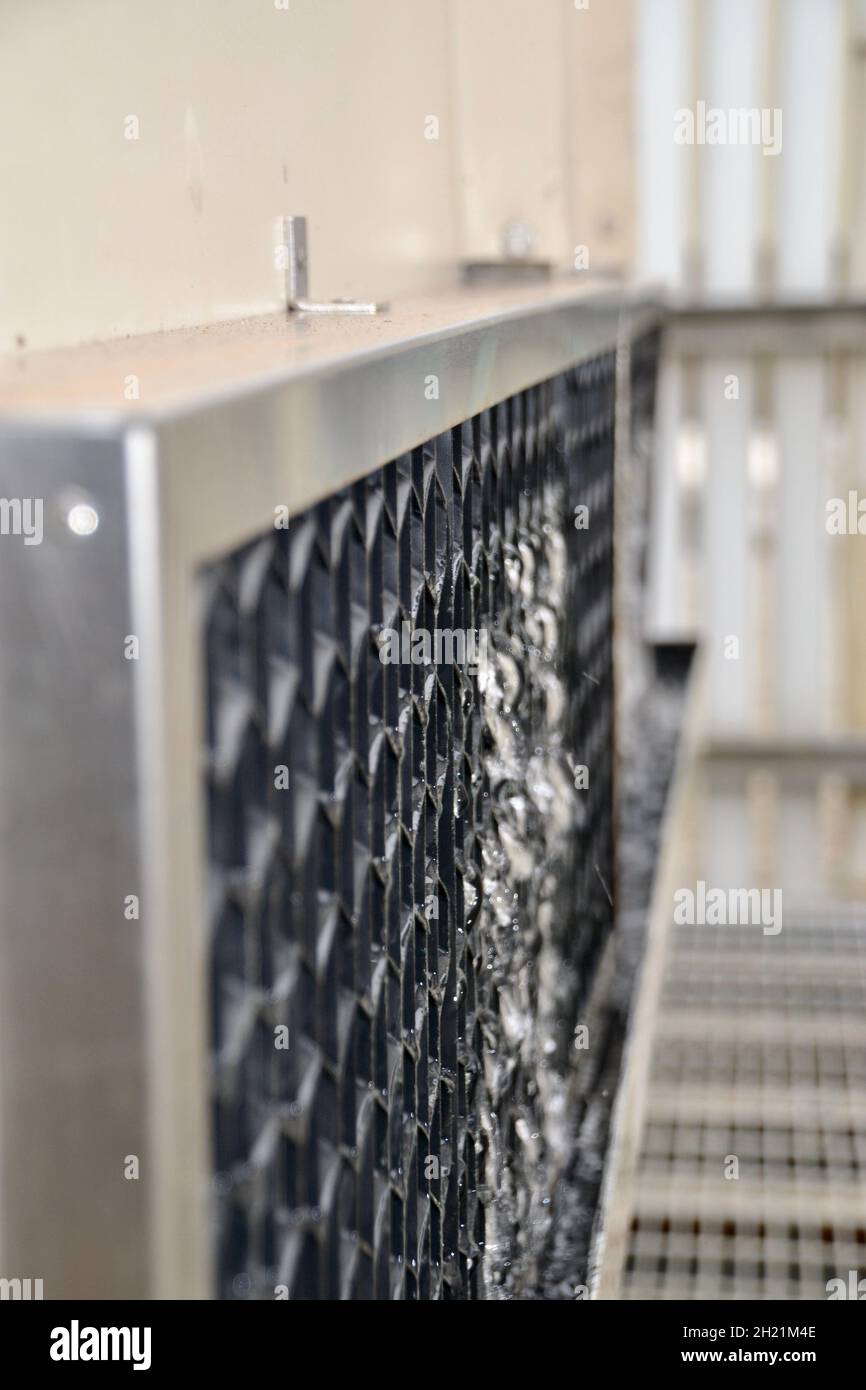 Fuga de agua en una rejilla de entrada de aire exterior en una planta de aire  acondicionado en una azotea con recinto y pasarela de rejilla metálica  Fotografía de stock - Alamy