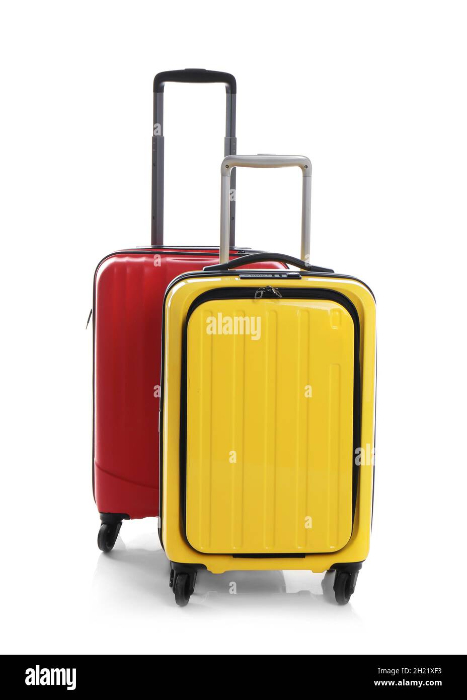 Modernas maletas para viajar sobre fondo blanco Fotografía de stock - Alamy