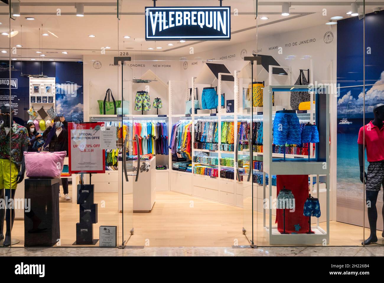 Marca francesa de lujo especializada en bañadores para hombres tienda vista en el distrito de Tung Chung en Hong Kong Fotografía de stock - Alamy