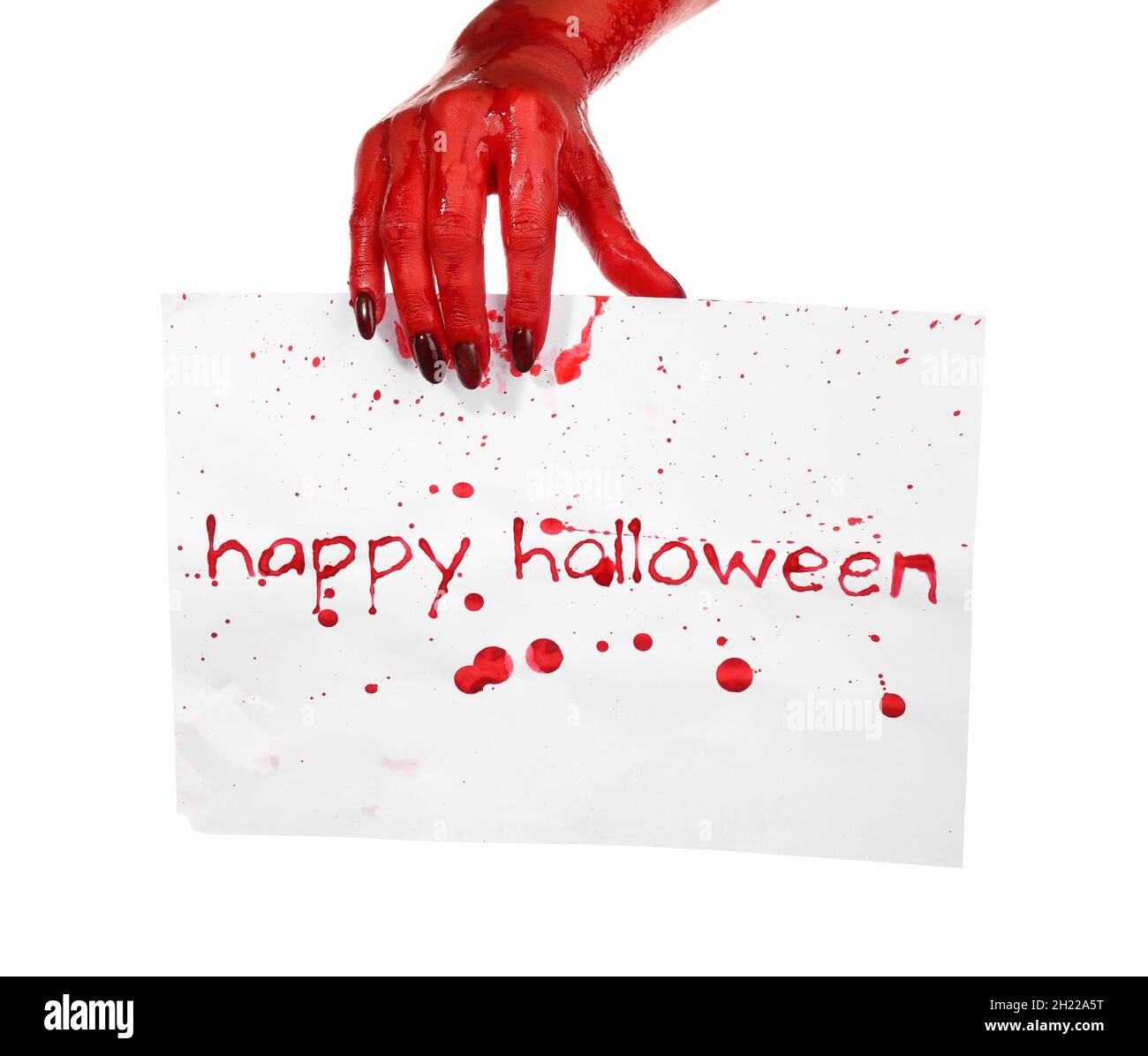 Mano roja sosteniendo papel teñido de sangre con texto FELIZ HALLOWEEN sobre fondo blanco Foto de stock