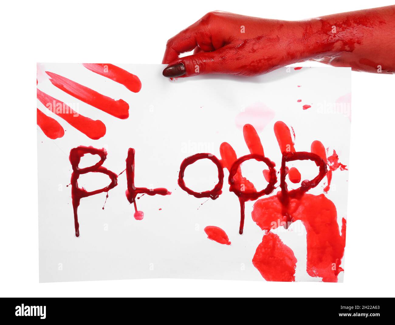 Mano roja sosteniendo papel con SANGRE de texto sobre fondo blanco Foto de stock